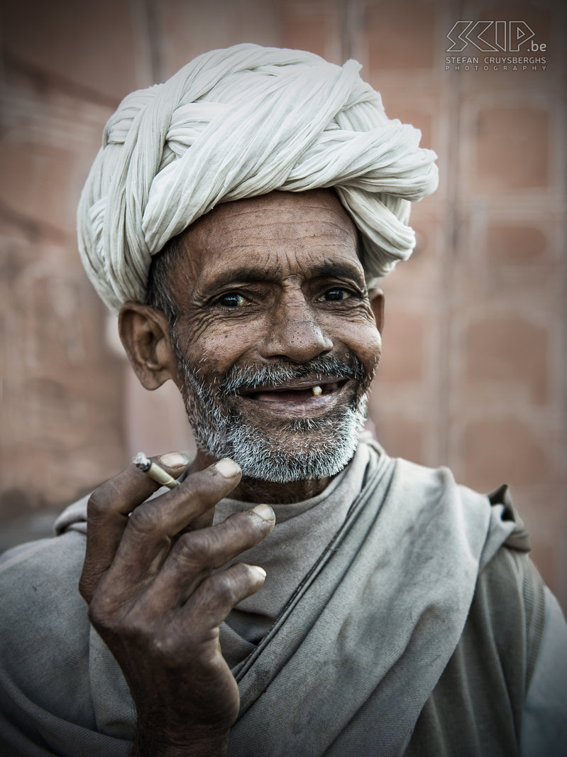 Jaipur - Lachende man Een lachende man met slechts één tand in de vroege ochtend in de stad Jaipur in de buurt van de Chandpole poort. Stefan Cruysberghs